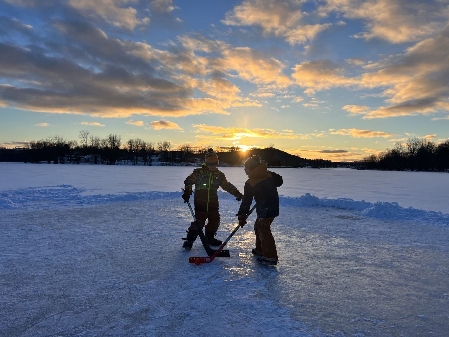 Patinage sur le lac gelé