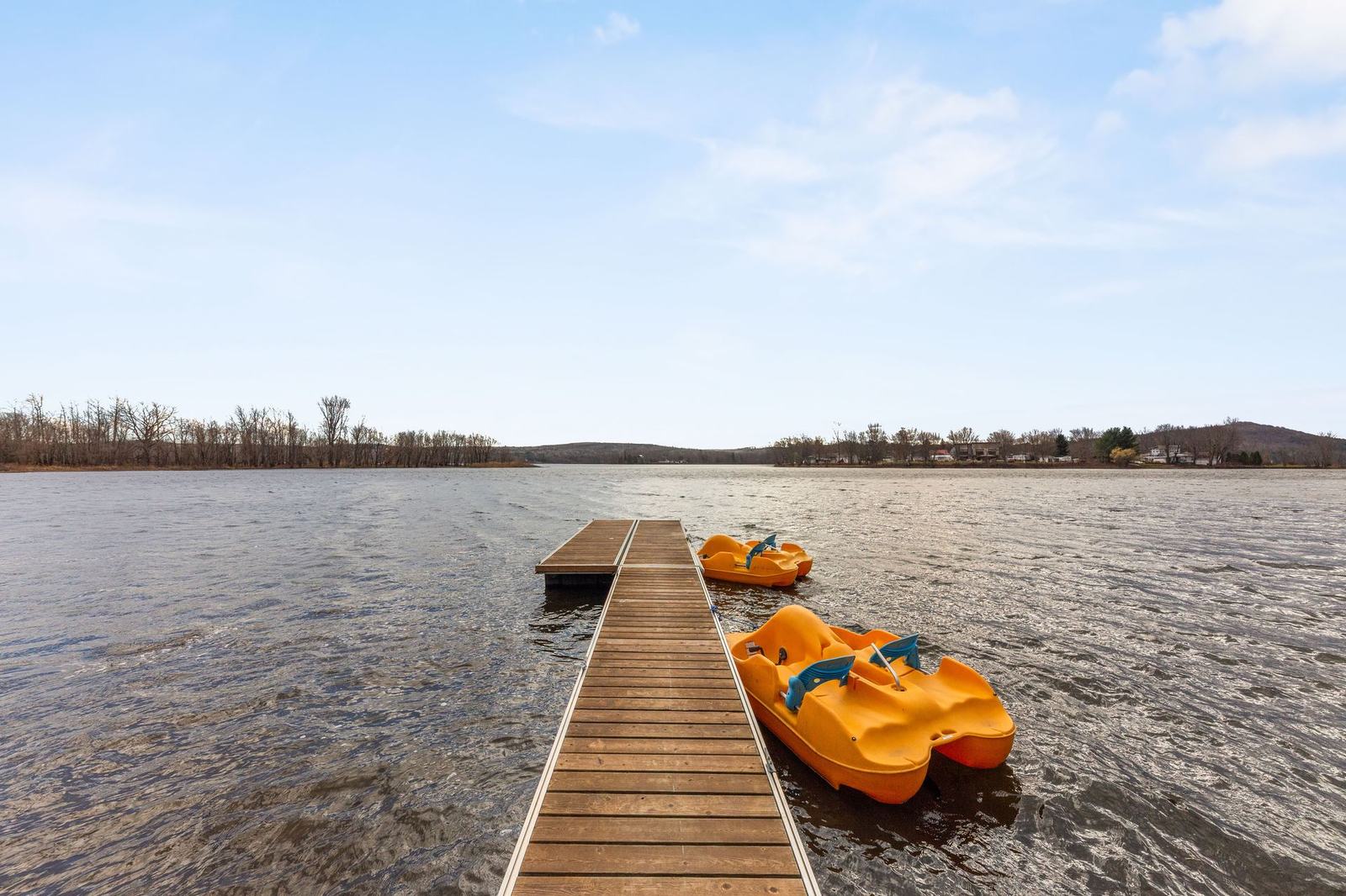 Quai avec pédalos sur le lac