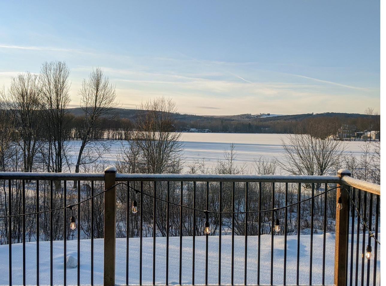 Balcon du chalet Historia avec vue directe sur le lac, hiver