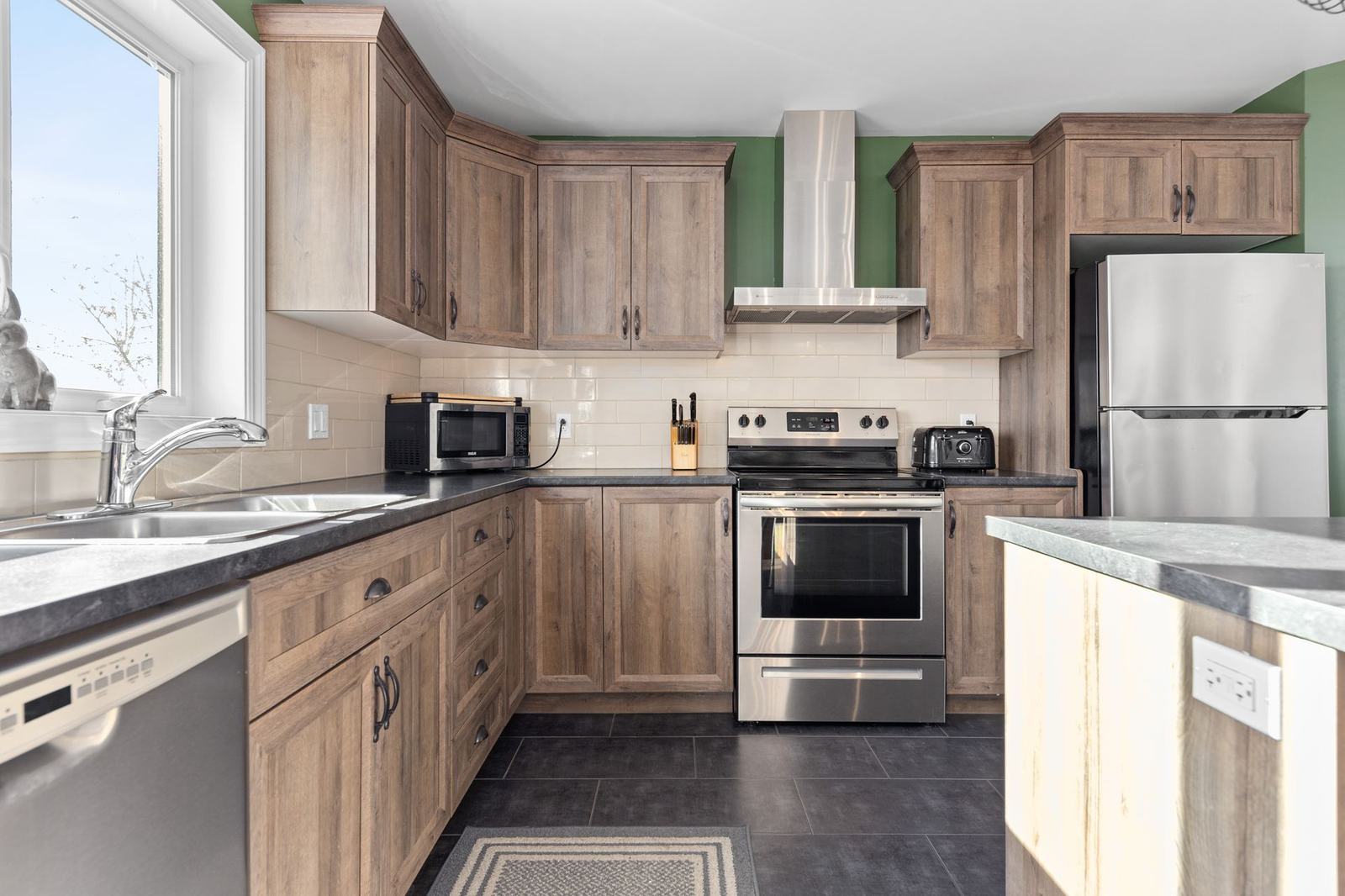 Cuisine du chalet Natura, armoires en bois et îlot central