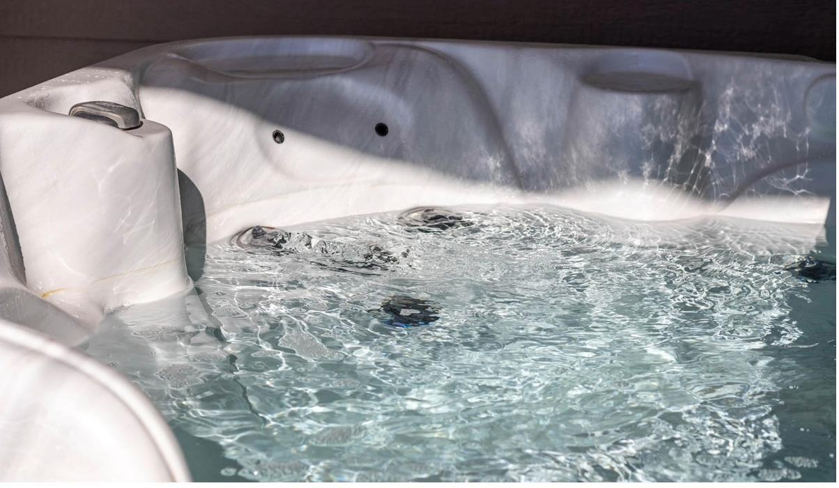 Spa privé du chalet Natura avec vue sur le lac